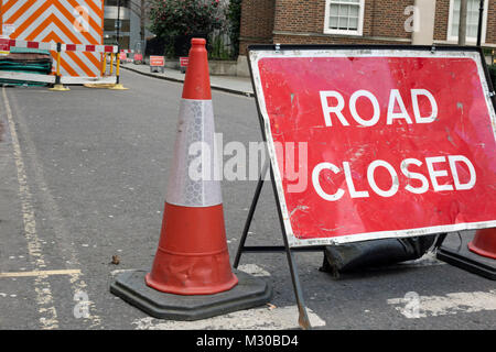 Route fermée signes travaux routiers Banque D'Images