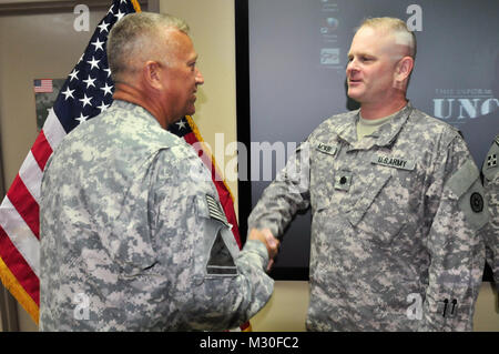 Le lieutenant-colonel Shawn McNabb de Grove City, Pennsylvanie hoche Brig. Le général Bud R. Jameson Jr., commandant de la 316e (commande de soutien), expéditionnaire part après avoir été promu lieutenant-colonel. (Photo US Army) 121005-A-XD571-006 par 316E ESC Banque D'Images