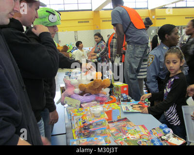 NEW YORK -- Les Marines du 6e Bataillon de communications, à Brooklyn, N.Y., fourni des jouets de jouets pour tous les dons aux enfants déplacés par l'Ouragan Sandy, le 2 novembre, à Franklin Delano Roosevelt High School. Chaque année, le 6e bataillon des Marines (Communications reçoit des centaines de milliers de dons de jouets de New York. La Toys for Tots programme aide les enfants moins fortunés à travers les États-Unis l'expérience de la joie de Noël. (Photo courtoisie du Marine Corps officiel / RELÂCHÉ) Marines fournissent des jouets aux victimes de l'Ouragan Sandy par NYCMarines Banque D'Images