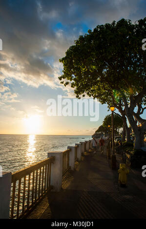 Le littoral de Lahaina au coucher du soleil, Maui, Hawaii Banque D'Images