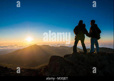 Les touristes en attente de rétroéclairage pour le coucher du soleil au-dessus de Haleakala National Park, Maui, Hawaii Banque D'Images