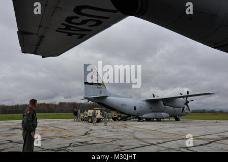 C-27J Spartan d'aéronefs de l'Ohio, le Mississippi et le Maryland Air National Guard fourni l'ouragan et les efforts de secours aux victimes de la région de New York samedi, Novembre 3, 2012. (U.S Air Force photo : Capt Nicole Ashcroft) (Sortie) L'Ouragan Sandy, les efforts de secours par la Garde nationale Banque D'Images