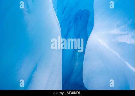 Dans la glace très bluie une grotte de glace dans le Glacier Fox, île du Sud, Nouvelle-Zélande