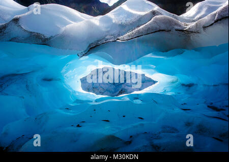 Dans la glace très bluie une grotte de glace dans le Glacier Fox, île du Sud, Nouvelle-Zélande
