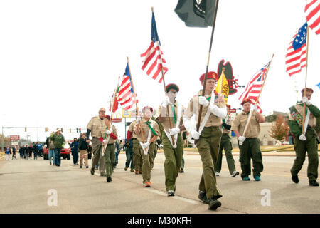 Les membres des Boy Scouts of America, 828 troupes de Stillwater, faire des générations de drapeaux américains pendant la parade de la vétéran 2012 à Stillwater, Oklahoma Armée - photo par le Sgt. Matthieu A. Crook Stillwater Parade 006 par la Garde nationale de l'Oklahoma Banque D'Images