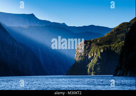 Tôt le matin, la lumière dans le Milford Sound, île du Sud, Nouvelle-Zélande Banque D'Images