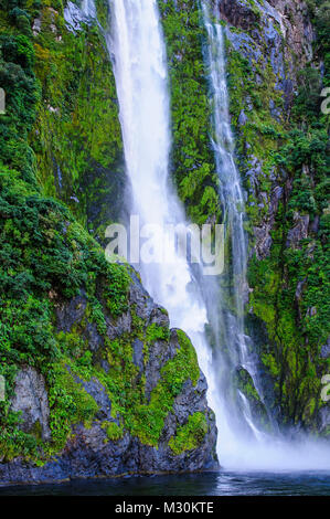 Grande cascade du Milford Sound, île du Sud, Nouvelle-Zélande Banque D'Images