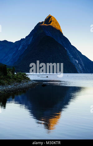 Tôt le matin, la lumière dans le Milford Sound, île du Sud, Nouvelle-Zélande Banque D'Images