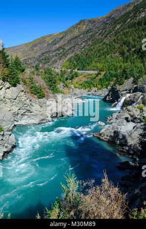 L'eau turquoise de la rivière Kawarau dans le Kawarau Gorge, île du Sud, Nouvelle-Zélande Banque D'Images