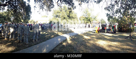 Les membres de la 36e Division d'infanterie de la tradition des musiques de bande en tant que membre de l'TXMF Chantent Noël au cours de la cérémonie annuelle d'illumination de l'arbre de vacances le 6 décembre au Camp Mabry à Austin, Texas. Mabry Camp est le quartier général de l'Armée du Texas. Le TXMF est commandé par l'adjudant général du Texas, l'état militaire principal du fonctionnaire nommé par le gouverneur, et il est constitué de l'adjudant général, le Texas Army National Guard (TXARNG), la Garde nationale aérienne du Texas (TXANG), la garde de l'État du Texas (Texas TXSG) et les Forces armées sont commandées par le Banque D'Images