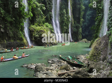 Bateaux dans Laguna avec cascades, l'île de Luzon, Philippines, Asie Banque D'Images