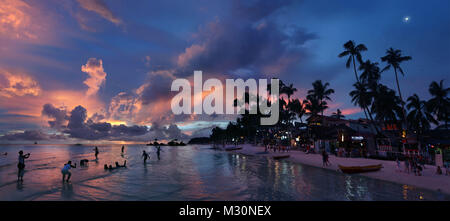 Les gens sur la plage de Boracay, Aklan, Philippines, Asie Banque D'Images