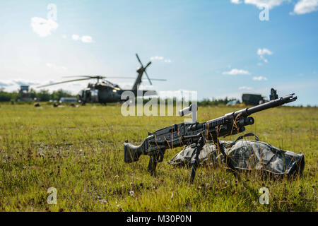 Formulaire 1 soldats du détachement, l'entreprise C, 3e bataillon du 142e Régiment d'aviation de la Garde nationale de l'Armée du Maine formé à la Base des Forces canadiennes Gagetown, Nouveau-Brunswick, Canada ce mois d'août en remplissant diverses simulations d'événements qui se produisent dans une zone de combat. Certaines de ces simulations de formation comprenait une ariel de tir où les chefs d'équipage tiré M240H machine automatique les armes hors des portes du côté des hélicoptères sur des cibles au sol. Cet effort fait partie de l'unité de formation annuel cette année. Maine (photo de Garde Nationale d'armée par la CPS. Jarod Dye) 170816-Z-RD516-0117 par Maine Banque D'Images