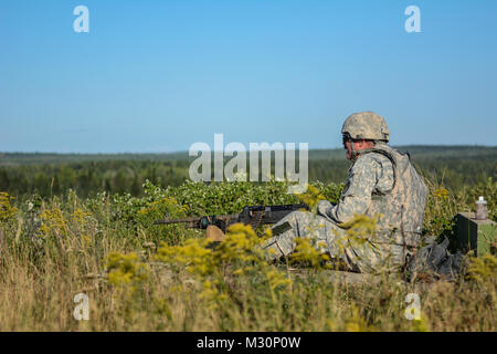 Formulaire 1 soldats du détachement, l'entreprise C, 3e bataillon du 142e Régiment d'aviation de la Garde nationale de l'Armée du Maine formé à la Base des Forces canadiennes Gagetown, Nouveau-Brunswick, Canada ce mois d'août en remplissant diverses simulations d'événements qui se produisent dans une zone de combat. Certaines de ces simulations de formation comprenait une ariel de tir où les chefs d'équipage tiré M240H machine automatique les armes hors des portes du côté des hélicoptères sur des cibles au sol. Cet effort fait partie de l'unité de formation annuel cette année. Maine (photo de Garde Nationale d'armée par la CPS. Jarod Dye) 170816-Z-RD516-0154 par Maine Banque D'Images