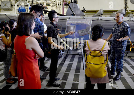 150217-N-YU572-132 SINGAPORE (fév. 17 ; 2015) - Cmdr. Matthieu Kawas, commandant de l'USS combat littoral Fort Worth (LCS 3) donne un tour du navire aux médias. Kawas a pris le commandement de Fort Worth après un échange d'équipage le 17 février. U.S. Navy photo by Mass Communication Specialist 1re classe Jay C. Pugh. (Libéré) visite des médias de Singapour, le USS combat littoral Forth Worth par # PACOM Banque D'Images