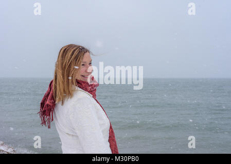 Heureux personne debout le long des rives du lac Michigan en hiver aussi frais de neige d'effet de lac Banque D'Images