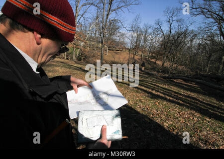 ARLINGTON, Virginie -- Paul Carter, un forestier de district de Norfolk, les références des dessins détaillés et d'un marquage pour déterminer son emplacement exact dans le Cimetière National d'Arlington Projet du Millénaire ici, le 6 février 2013. Carter étudie l'âge des arbres situés dans les limites du projet pour s'assurer que les estimations initiales sur l'âge des arbres documenté dans l'évaluation environnementale du projet sont corrects. Objectifs du Millénaire pour le projet permettra d'agrandir le cimetière de 27 acres d'espace supplémentaire, et l'extension de la capacité d'enterrer la nation du héros militaires de 2025 à 2045. 130206-A-OI229-046 par norfol Banque D'Images