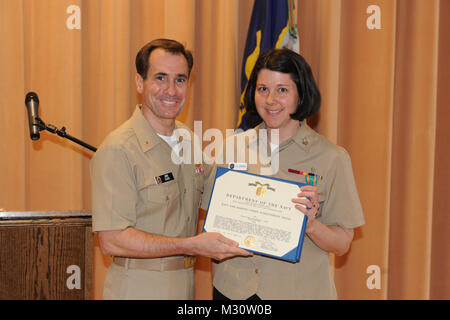 1ère classe musicien Jenny Stokes reçoit la Marine et le Marine Corps Médaille d'excellence par l'United States Navy Band Banque D'Images