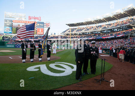 130413-N-BH079-012 WASHINGTON DC (13 avril 2013) Les membres de la U.S. Navy Band chalumeaux mer chorus, de gauche à droite, les musiciens 1ère classe William Edwards, Michael Webb, Adam Whitman et chef des chantres Michael Belinkie chanter l'hymne national pour commencer le jeu entre les Nationals de Washington et les Braves d'Atlanta à Washington, D.C. Les Nationals de Washington ont célébré leur journée de la marine'' le 13 avril, avec le serment d'engagement donné par Claude Secrétaire de plusieurs nouvelles recrues. (US Navy photo de MU1 Jeremy Middleton) 130413-N-BH079-012 par United States Navy Band Banque D'Images