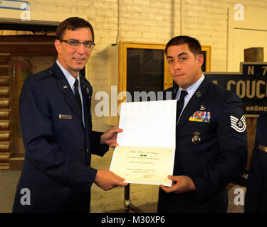 Meilleur guerrier banquet et cérémonie au camp Mabry, à Austin, Texas, le 12 avril 2013. Le brig. Le général Kenneth Wisian, adjudant général adjoint - l'air et commandant de la Garde nationale aérienne du Texas, présente Tech. Le Sgt. David avec le Texas Escamilla individuels de l'Adjudant général Award pour sa participation à cette année, les forces militaires Texas meilleur guerrier commune la concurrence. (Photo de la Garde nationale par Air Force Staff Sgt. Phil Fontaine / Relâché) 130412-DJ352-030 130412-DJ352-030 par Texas Département militaire Banque D'Images