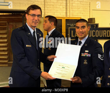 Meilleur guerrier banquet et cérémonie au camp Mabry, à Austin, Texas, le 12 avril 2013. Le brig. Le général Kenneth Wisian, adjudant général adjoint - l'air et commandant de la Garde nationale aérienne du Texas, présente le s.. Jose Veliz avec l'Adjudant général Texas Prix Individuel pour sa participation à cette année, les forces militaires Texas meilleur guerrier commune la concurrence. (Photo de la Garde nationale par Air Force Staff Sgt. Phil Fontaine / Relâché) 130412-DJ352-031 130412-DJ352-031 par Texas Département militaire Banque D'Images