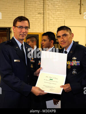 Meilleur guerrier banquet et cérémonie au camp Mabry, à Austin, Texas, le 12 avril 2013. Le brig. Le général Kenneth Wisian, adjudant général adjoint - l'air et commandant de la Garde nationale aérienne du Texas, présente Tech. Le Sgt. Francisco avec le Texas Tarango individuels de l'Adjudant général Award pour sa participation à cette année, les forces militaires Texas meilleur guerrier commune la concurrence. (Photo de la Garde nationale par Air Force Staff Sgt. Phil Fontaine / Relâché) 130412-DJ352-033 130412-DJ352-003 par Texas Département militaire Banque D'Images