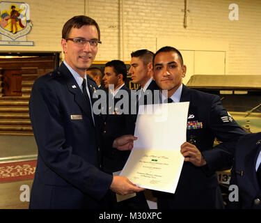 Meilleur guerrier banquet et cérémonie au camp Mabry, à Austin, Texas, le 12 avril 2013. Le brig. Le général Kenneth Wisian, adjudant général adjoint - l'air et commandant de la Garde nationale aérienne du Texas, Senior Airman Danny Moreno présente avec l'Adjudant général Texas Prix Individuel pour sa participation à cette année, les forces militaires Texas meilleur guerrier commune la concurrence. (Photo de la Garde nationale par Air Force Staff Sgt. Phil Fontaine / Relâché) 130412-DJ352-034 130412-DJ352-034 par Texas Département militaire Banque D'Images