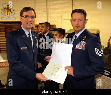 Meilleur guerrier banquet et cérémonie au camp Mabry, à Austin, Texas, le 12 avril 2013. Le brig. Le général Kenneth Wisian, adjudant général adjoint - l'air et commandant de la Garde nationale aérienne du Texas, présente Tech. Le Sgt. Matthew Staton avec l'Adjudant général Texas Prix Individuel pour sa participation à cette année, les forces militaires Texas meilleur guerrier commune la concurrence. (Photo de la Garde nationale par Air Force Staff Sgt. Phil Fontaine / Relâché) 130412-DJ352-030 130412-DJ352-036 par Texas Département militaire Banque D'Images