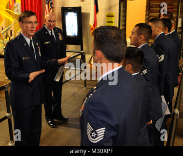 Meilleur guerrier banquet et cérémonie au camp Mabry, à Austin, Texas, le 12 avril 2013. Le brig. Le général Kenneth Wisian, adjudant général adjoint - l'air et commandant de la Garde nationale aérienne du Texas, les visites avec le Air Guard concurrents. (Photo de la Garde nationale par Air Force Staff Sgt. Phil Fontaine / Relâché) 130412-Z-DJ352-037 par Texas Département militaire Banque D'Images