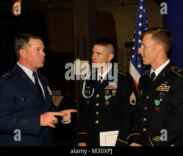 Meilleur guerrier banquet et cérémonie au camp Mabry, à Austin, Texas, le 12 avril 2013. Le major-général John F. Nichols, l'adjudant général du Texas, avec quelques visites de l'Armée Garde côtière des concurrents. (Photo de la Garde nationale par Air Force Staff Sgt. Phil Fontaine / Relâché) 130412-Z-DJ352-043 par Texas Département militaire Banque D'Images