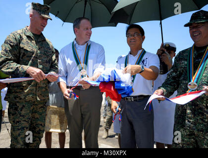 040414-N-VN372-001, ZAMBALES aux Philippines - (14 avril 2013) De gauche à droite : le directeur adjoint de l'exercice américain Balikatan 2013 Marine Corps Brig. Le général Richard Simcock, Ambassade des États-Unis représentant Manille Steve Weston, Vice-gouverneur de Zambales Ramon Lacbain et Philippine Navy Adm arrière. Jose Miguel Rodriguez couper un ruban pour marquer l'achèvement et l'ouverture officielle de la nouvelle passerelle San Pascual dans la municipalité de San Narciso. La passerelle a été l'un des sept projets d'action civique d'ingénierie (générique) complété par des opérations militaires conjointe civile/Task Force (CJCMOTF) à l'appui des unités Banque D'Images