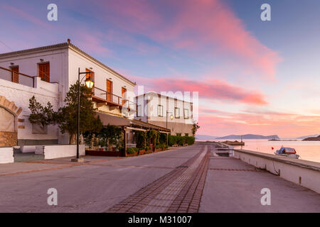 Maisons dans le port de Spetses, Grèce. Banque D'Images