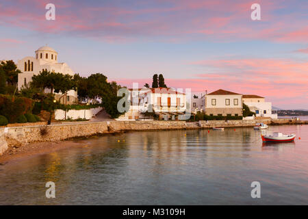 Maisons dans le port de Spetses, Grèce. Banque D'Images