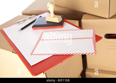 Enveloppe poste sur boîtes de carton Banque D'Images