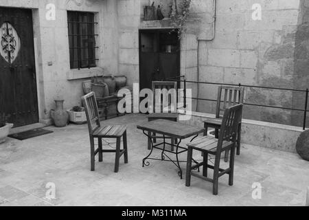 Une cour avec une table et des chaises en noir et blanc en Turquie, 2017 Banque D'Images