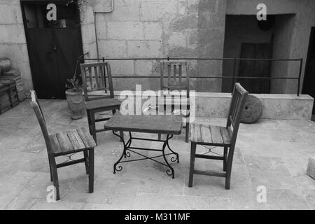 Une cour avec une table et des chaises en noir et blanc en Turquie, 2017 Banque D'Images