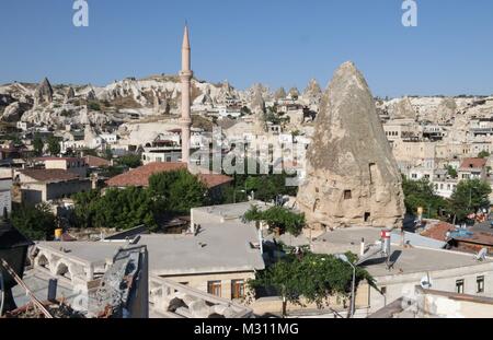 En regardant vers le bas sur des cheminées de fées, formations géologiques typiques de Cappadoce, goreme, excavé par les gens pour être utilisé comme maisons et églises Banque D'Images