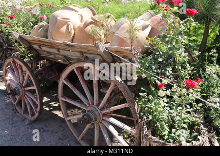 Un vieux wagon en bois chargé avec de vieux pots en argile céramique en Cappadoce, Turquie Banque D'Images