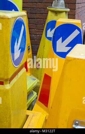 Londres, Angleterre, février 2018, cônes en bleu et jaune shot close up dans un dépôt Banque D'Images
