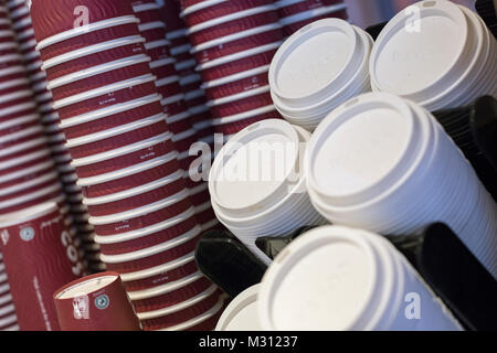 Londres, Angleterre, février 2018, Close up sur le Costa Coffee tasses de papier Banque D'Images