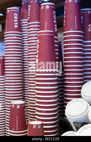 Londres, Angleterre, février 2018, Close up sur le Costa Coffee tasses de papier Banque D'Images