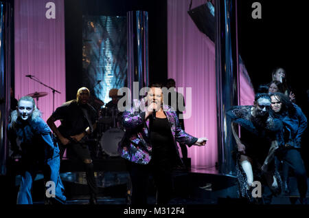 Keala Régler l'exécution pendant le tournage de The Graham Norton Show à la London Studios, à être diffusé sur BBC One le vendredi. Banque D'Images