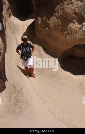 Les touristes visitant le monastère de Selime en Cappadoce, qui est l'un des plus grands édifices religieux en Cappadoce Banque D'Images