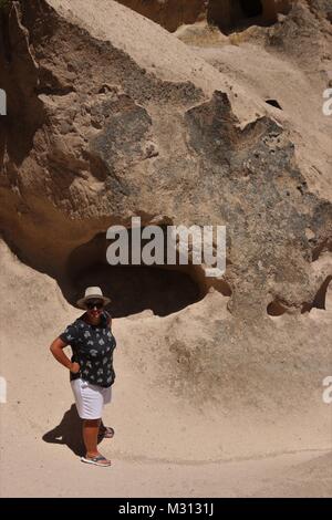 Les touristes visitant le monastère de Selime en Cappadoce, qui est l'un des plus grands édifices religieux en Cappadoce Banque D'Images