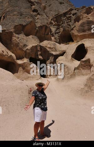 Les touristes visitant le monastère de Selime en Cappadoce, qui est l'un des plus grands édifices religieux en Cappadoce Banque D'Images