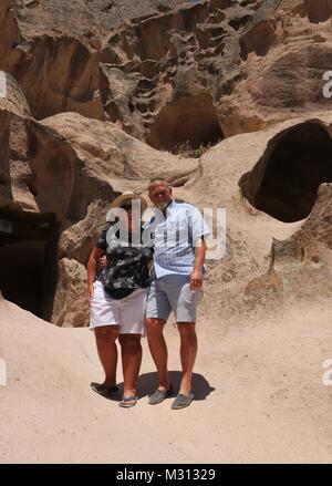 Les touristes visitant le monastère de Selime en Cappadoce, qui est l'un des plus grands édifices religieux en Cappadoce Banque D'Images