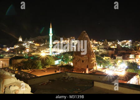 Vue nocturne de la ville de Göreme, en Cappadoce, Nevşehir Province. La Turquie Banque D'Images