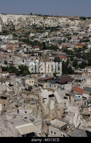 À la recherche sur les cheminées de fées, des formations géologiques typiques de la Cappadoce, Uchisar, fouillé par les gens et utilisés comme maisons et églises Banque D'Images