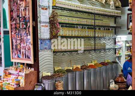 Shop avec du parfum dans la vieille ville (médina) de Fès, Maroc, Afrique Banque D'Images