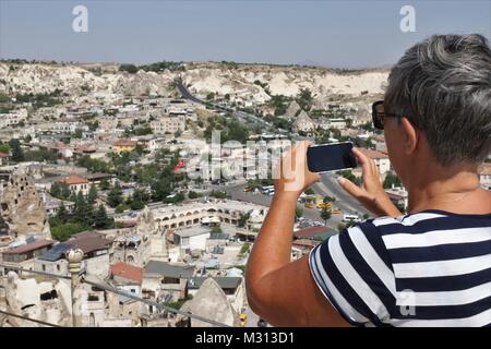 Une dame anglaise'prendre des photos de l'incroyable goreme, Cappadoce en Turquie Banque D'Images